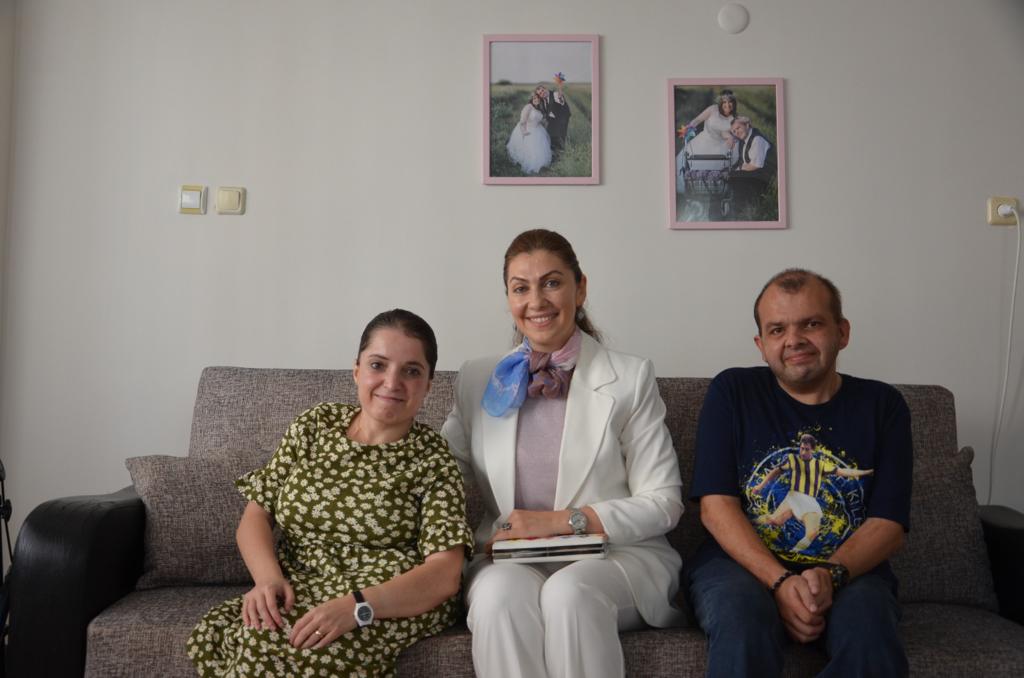 Hanımefendi Sezer, Aslı ve Barış Çifti’ni Evinde Ziyaret Etti