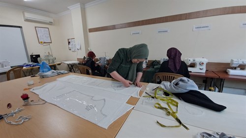 Edirne'de Kadınlar Depremzedeler İçin Kıyafet Dikiyor
